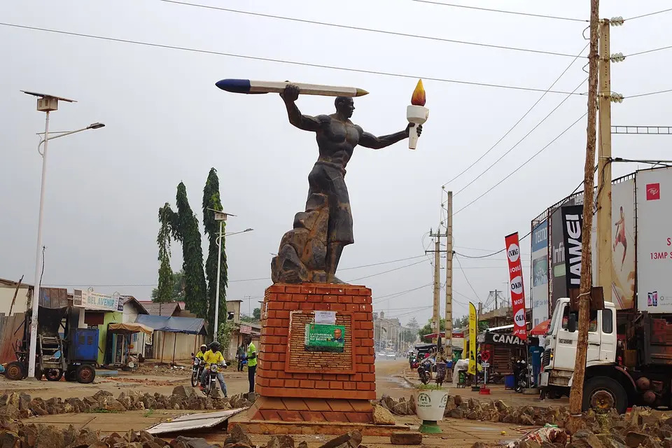 Rond-point de la Connaissance, Abomey-Calavi — photo by Adoscam